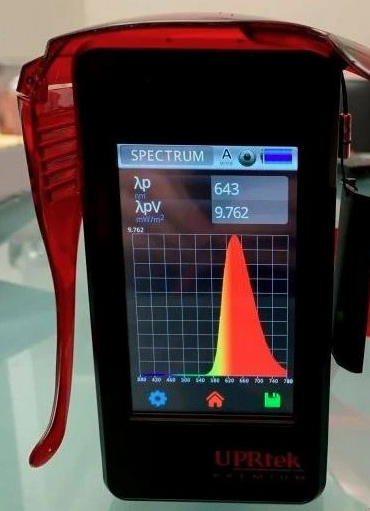 bryle_modre_svetlo_test_spektro